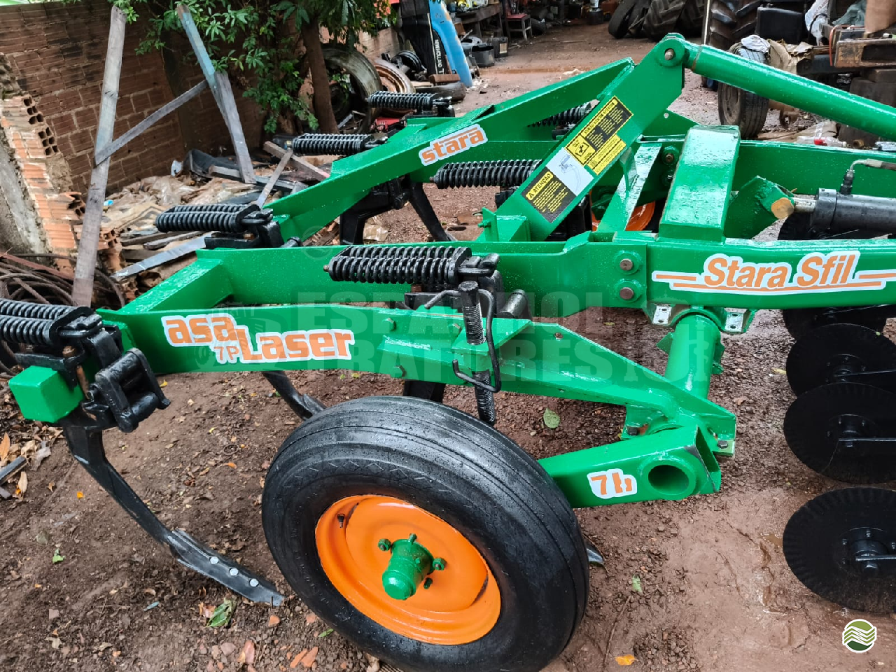 IMPLEMENTOS AGRICOLAS SUBSOLADOR 7 HASTES DISCO CORTE Espanhol Tratores GOIANIA GOIAS GO